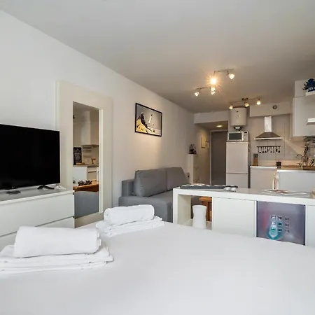 Apartamento En Las Tablas Con Garaje Y Piscina Alquiler Temporal Madrid Exterior photo